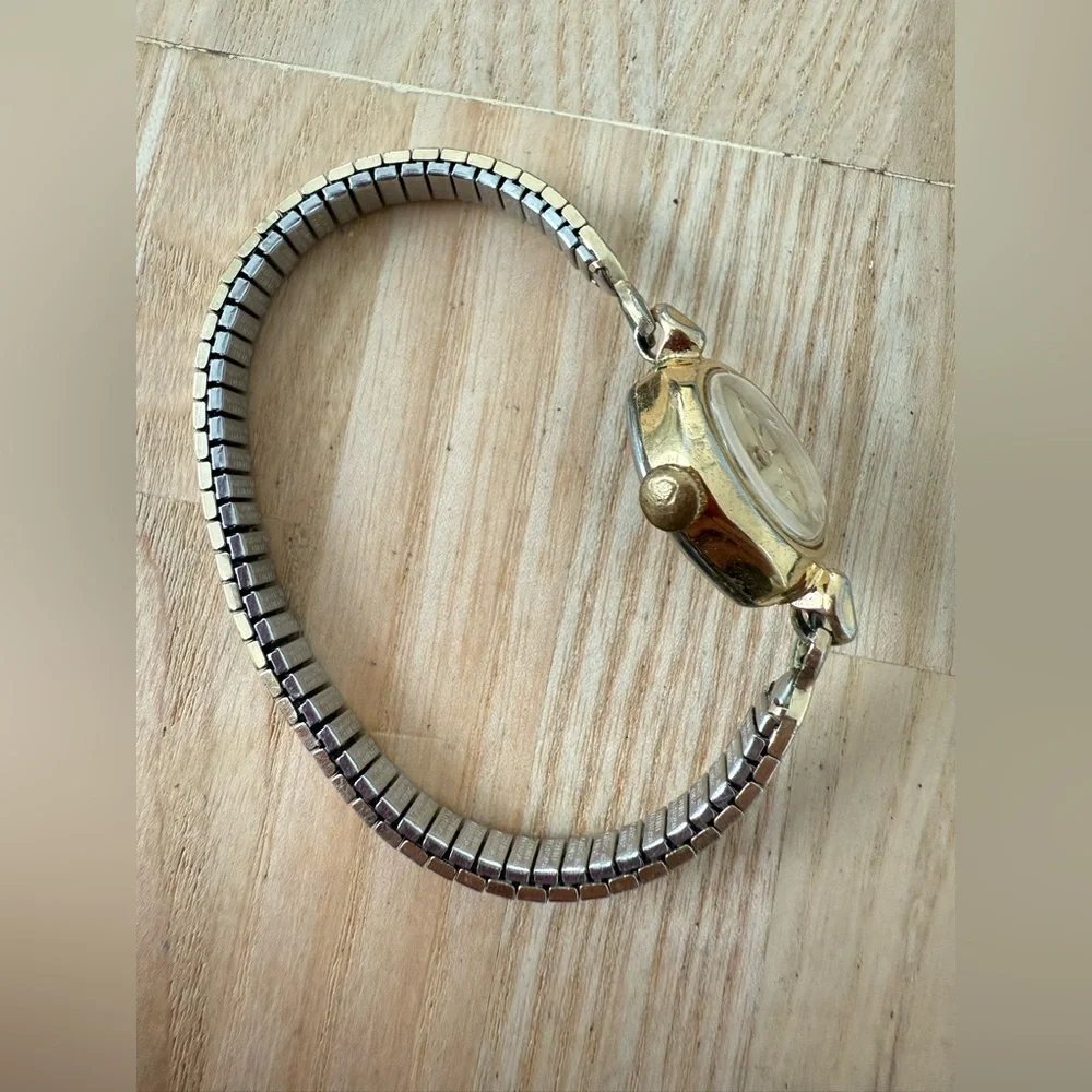 Vintage ladies ladies oval gold tone winding mechanical dress watch